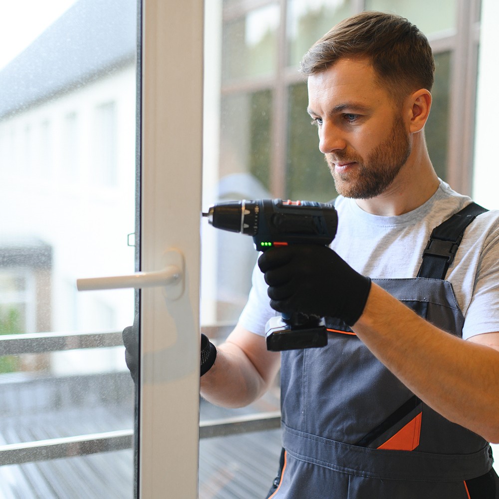 Mitarbeiter montiert neue Fenster